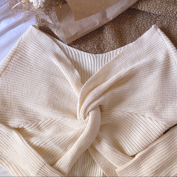 reversible over the shoulder sweater 🤍✨ - Picture 3 of 3